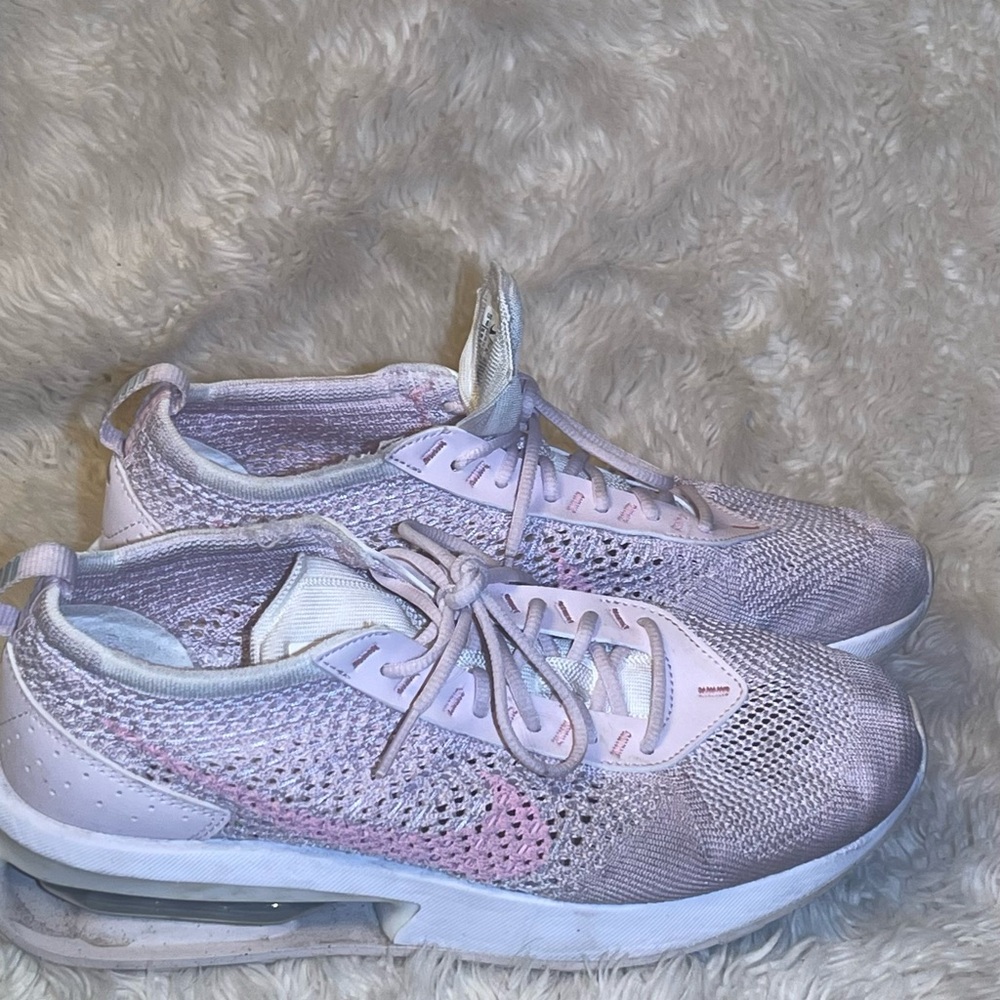 Nike flyknit Women's Pink Sneakers size 8